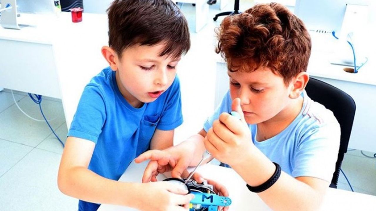 6 Yaşında Robotik Kodlama Öğreniyorlar