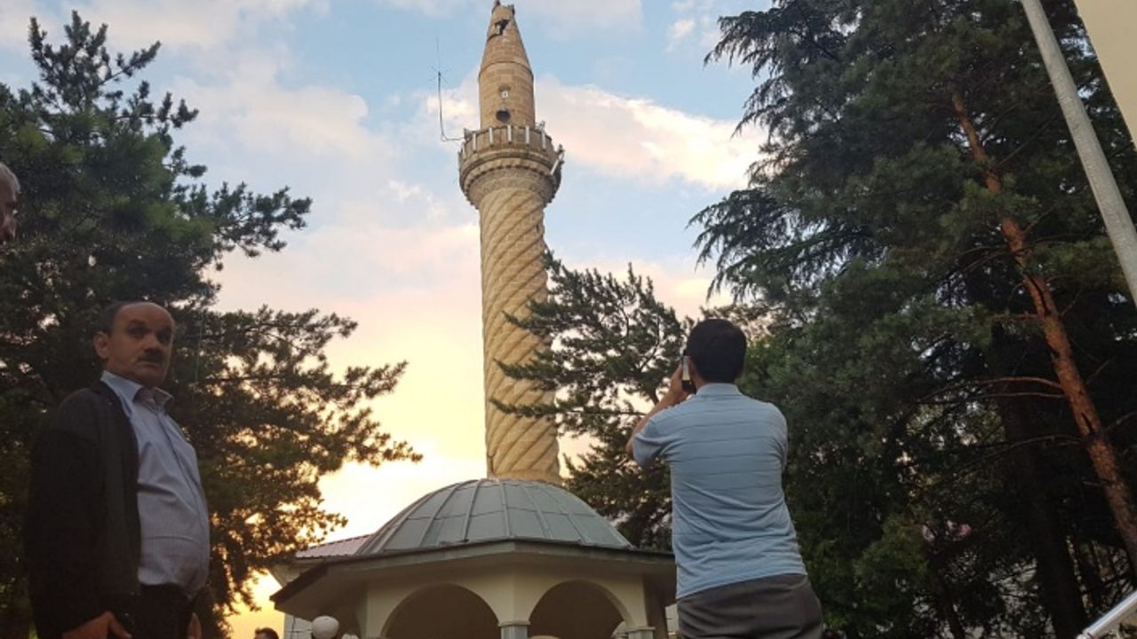 Erzurum'da Yıldırım İsabet Eden Minare Hasar Aldı