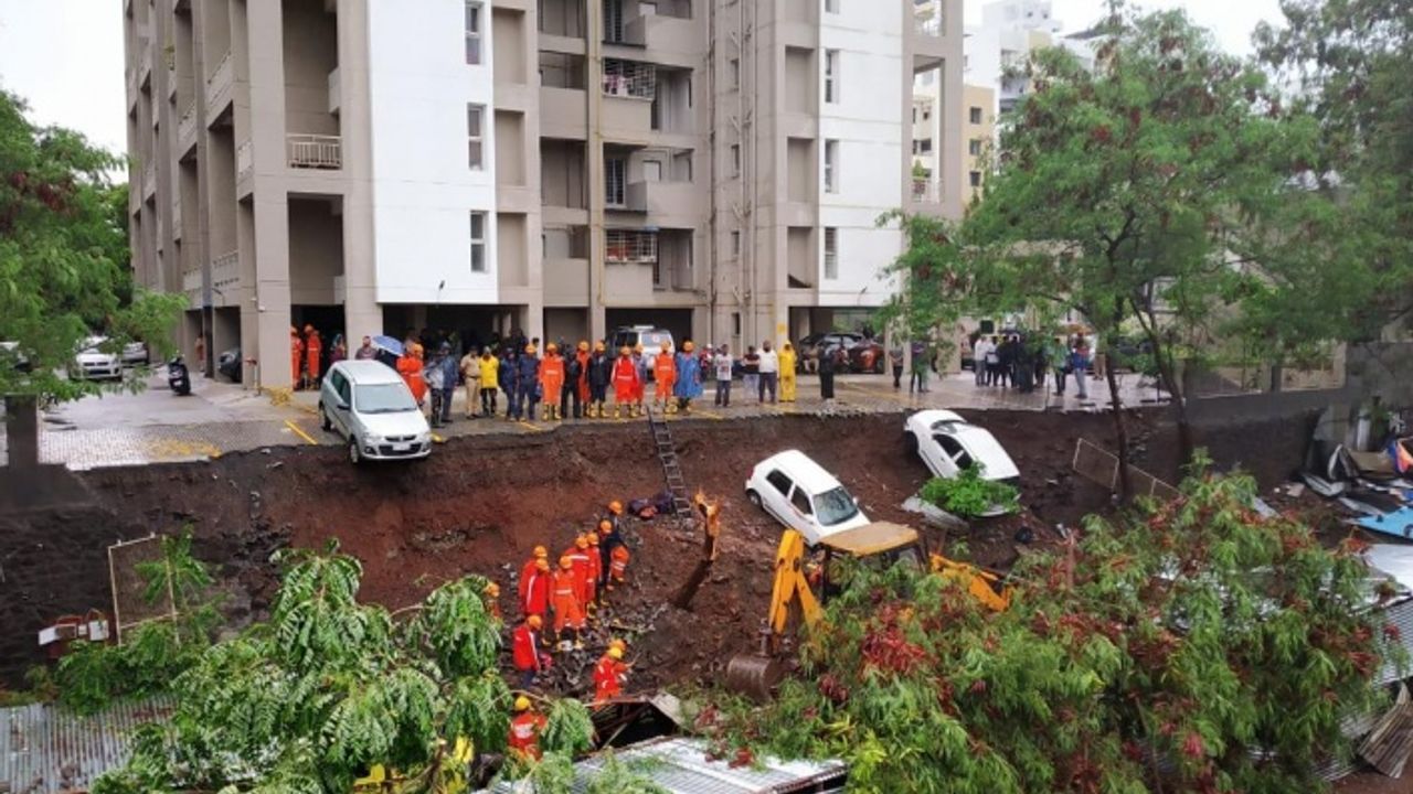 Hindistan'da Çöken Duvarın Altında 16 Kişi Can Verdi