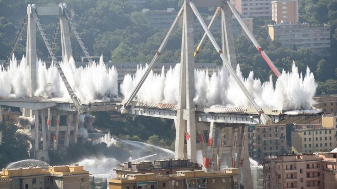 İtalya'da Otoyol Köprüsünden Kalanlar Böyle Yıkıldı!