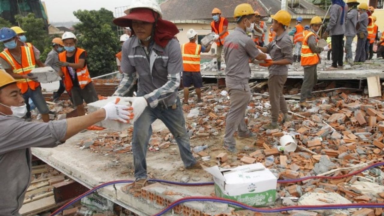 Kamboçya'da 7 Katlı İnşaat Çöktü: 7 İşçi Öldü