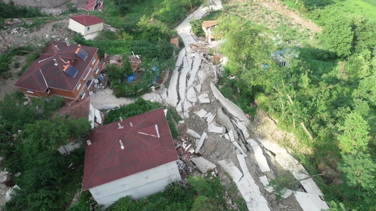 Ordu'da Heyelan Sonrası Bazı Evler Askıda Kaldı