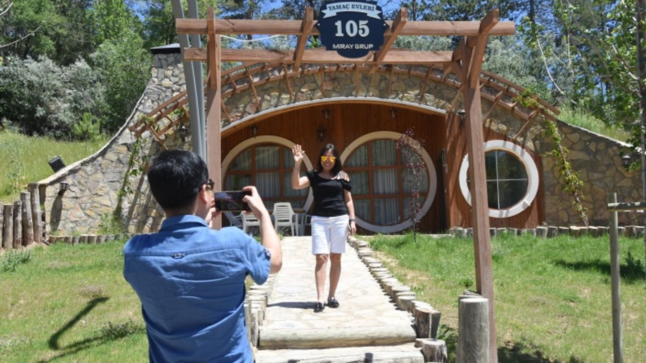 Yabancı Turizmciler Hobbit Evleri'ne ve Kangala Hayran Kaldı