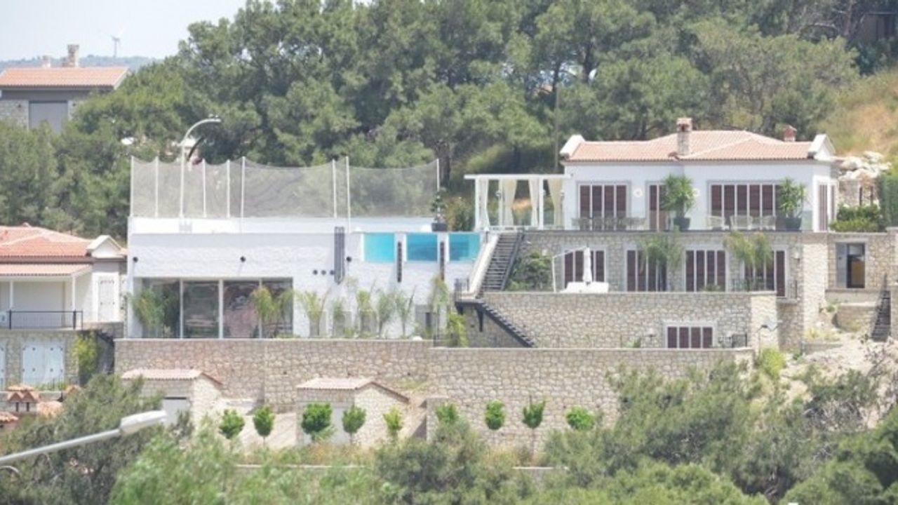 Yeni Evli Mesut Özil Villasında Misafir Ağırladı