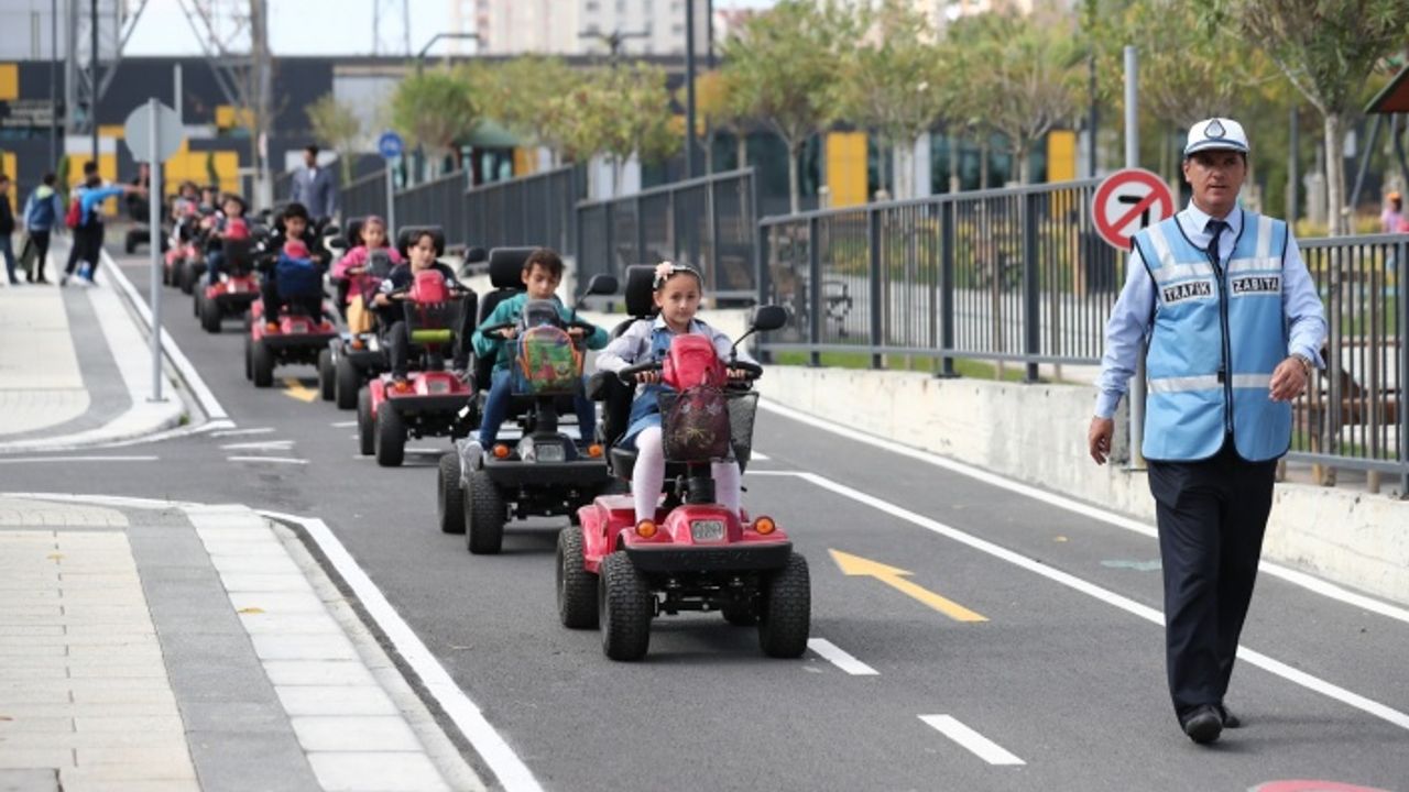 Çocuklar Trafik Kurallarını Eğlenceli ve Uygulamalı Öğreniyor