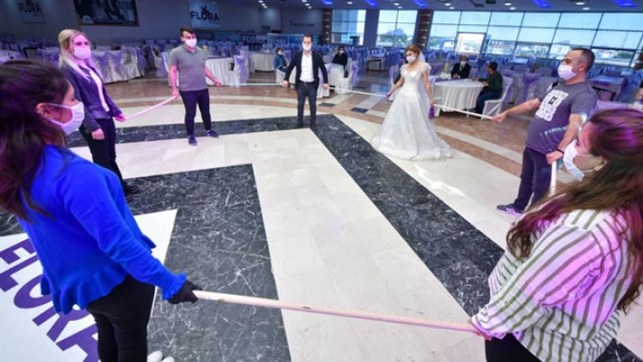 Düğün Salonlarında Sosyal Mesafeli Halay Önerisi