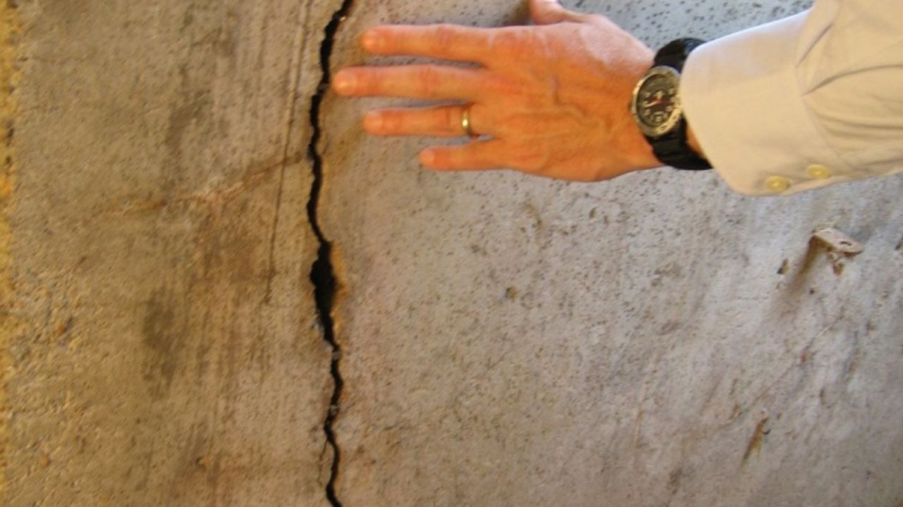 Taşıyıcı Kolonlardaki Dikey Çatlaklara Dikkat! Boya ve Sıva Çatlağı Tehlike İşreti mi?