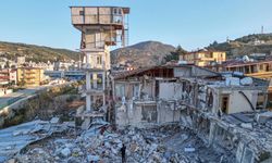 Bina Çöktü Ek Yapı Ayakta Kaldı!