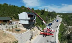 Bursa İnegöl’de Tarım Arazisine Yapılan Kaçak Yapılar Yıkıldı: 2 Katlı Kaçak Villa Vinçle Taşındı