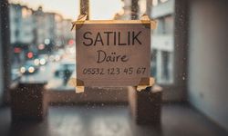 Kiracı Cama 'Satılık' İlanı Asmak Zorunda mı? Emlak Dünyasında 'İlan' ve 'Gösterme' Rehberi