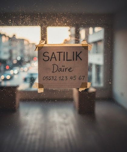 Kiracı Cama 'Satılık' İlanı Asmak Zorunda mı? Emlak Dünyasında 'İlan' ve 'Gösterme' Rehberi