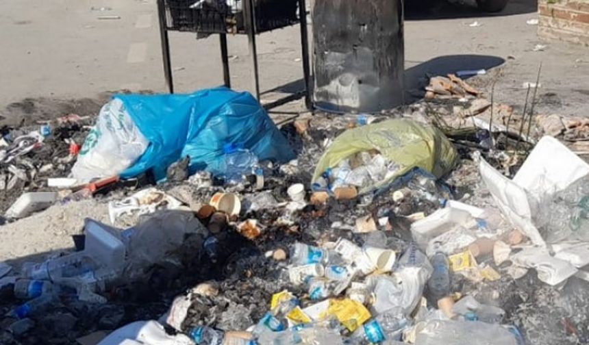 Hatay'da Biriken Çöpler Toplanmaya Başlandı