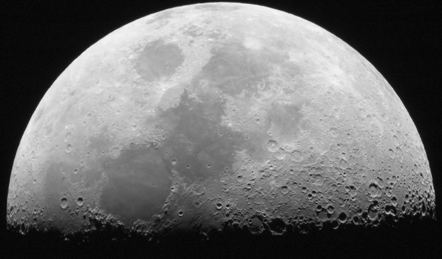 Ay'ın Sahibi Olduğunu İddia Eden Kişi Ay'dan Tapu Satıyor