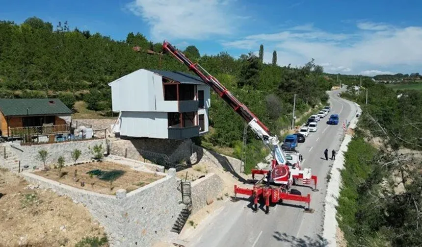 Bursa İnegöl’de Tarım Arazisine Yapılan Kaçak Yapılar Yıkıldı: 2 Katlı Kaçak Villa Vinçle Taşındı