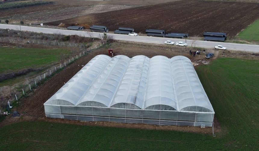 Tarlasına Sera Kuran Evini Yapabilir!