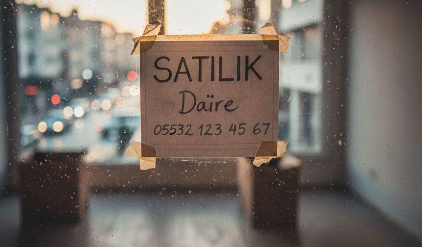 Kiracı Cama 'Satılık' İlanı Asmak Zorunda mı? Emlak Dünyasında 'İlan' ve 'Gösterme' Rehberi